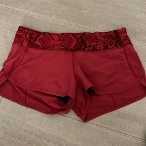 Lululemon Speed up shorts 2.5” size 6, magenta with snakeskin band
